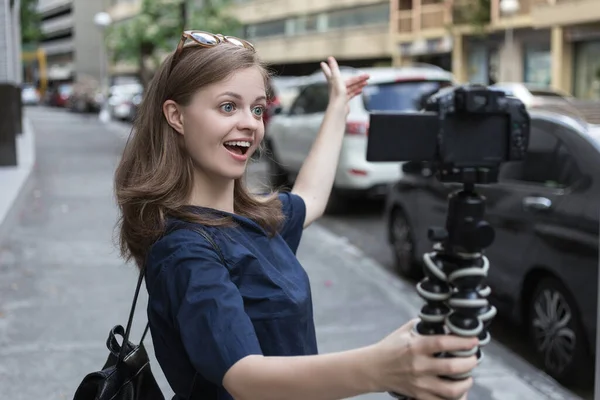 Sorrindo Jovem Caucasiano Menina Mulher Fazendo Vídeo Blog Vlog Com — Fotografia de Stock