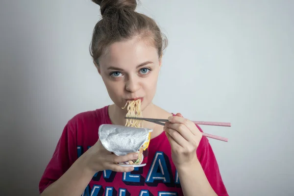 Jovem Caucasiana Mulher Comendo Macarrão Ramen Instantâneo Com Pauzinhos — Fotografia de Stock