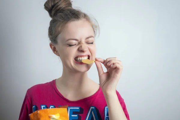 Sorrindo Jovem Caucasiano Menina Comendo Batatas Fritas Mordendo — Fotografia de Stock