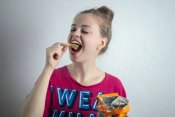 Sorrindo Jovem Caucasiano Menina Comendo Batatas Fritas Mordendo — Fotografia de Stock