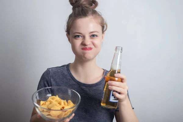 Sorrindo Jovem Caucasiano Menina Bebendo Garrafa Cerveja Segurando Batatas Fritas — Fotografia de Stock