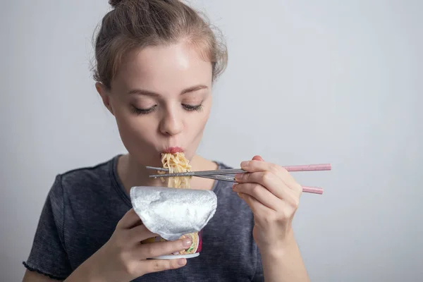 Jovem Caucasiana Mulher Comendo Macarrão Ramen Instantâneo Com Pauzinhos — Fotografia de Stock