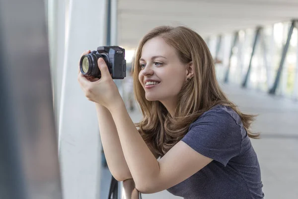 Giovane Donna Caucasica Ragazza Fotografo Possesso Una Fotocamera Digitale Mano — Foto Stock