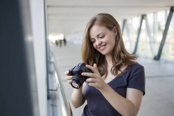 Mladá Běloška Dívka Fotograf Drží Digitální Fotoaparát Ruce Fotografování Nebo — Stock fotografie