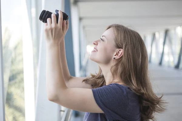 Mladá Běloška Dívka Fotograf Drží Digitální Fotoaparát Ruce Fotografování Nebo — Stock fotografie