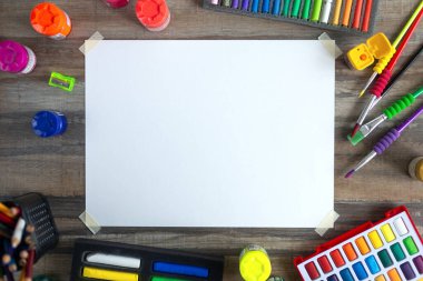 Sabit, düz üst görünüm sanat işyeri, renkli kalemler, kopya uzay kağıdı ve pastel tebeşirler.