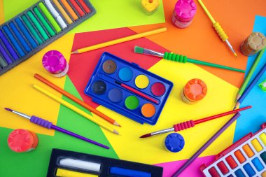 Sarı, turuncu, kırmızı, yeşil renkli, pastel tebeşirler sanat işyeri, sulu renkler ve pastel tebeşirlerin düz bir görünümü vardı.