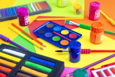 Renkli sanat işyeri, suluboya ve pastel pastel tebeşirler sarı, turuncu, kırmızı, kapat