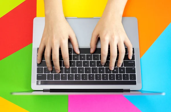 Dizüstü bilgisayar klavyesinin üst görüntüsü, renkli arkaplan. İş yeri, internet kavramı