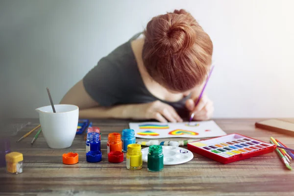 Mujer Caucásica Niña Dibujo Pintura Con Pincel Acuarela Sobre Papel — Foto de Stock