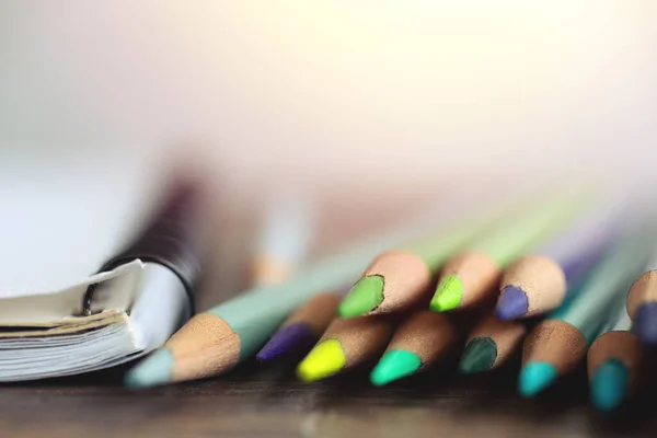 Zamknij Kolorowe Ołówki Notatnik Makro Koncepcja Klasy Artystycznej Lub Obszaru — Zdjęcie stockowe