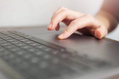 Siyah dizüstü bilgisayar klavyesinde yazı yazan makroyu kapat. İnternet ya da internet konsepti