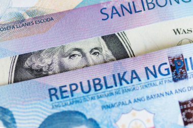 1000 Filipinli pezosu ve Amerikan dolarının nakit banknotunu kapat.