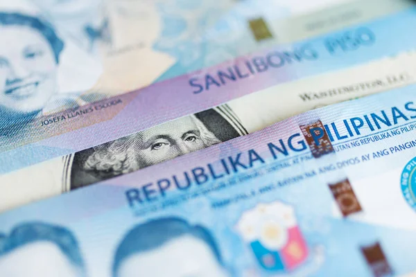 1000 Filipinli pezosu ve Amerikan dolarının nakit banknotunu kapat.