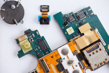 Toronto, Kanada - 23 Mayıs 2020: Parçalanmış cep telefonu onarımı, temizliği veya teşhisi.