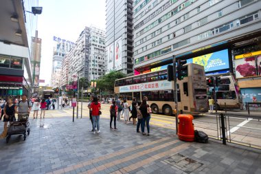 Hong Kong, Hong Kong - 26 Eylül 2017: Hong Kong sokaklarında insanlar ve otobüsler 