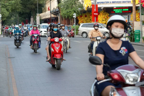 Chi Minh Vietnam Marzo 2020 Mucha Gente Vietnamita Montando Motocicletas Fotos de stock libres de derechos