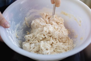 Ekmek, makarna ya da pizza için yoğurulan hamurun arka planını kapat.