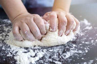 Ekmek, makarna ya da pizza için hamur yoğuran elleri kapat.