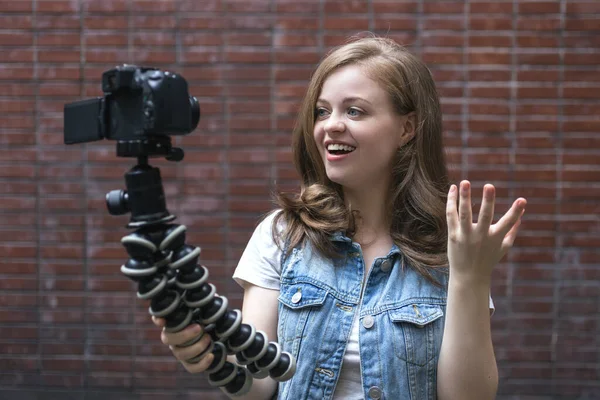 Sorrindo Jovem Caucasiano Menina Mulher Fazendo Blog Vídeo Vlog Com — Fotografia de Stock