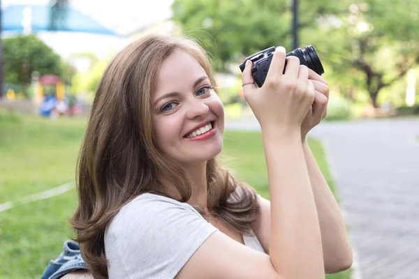 Fiatal Kaukázusi Lány Fotós Kezében Egy Digitális Fényképezőgép Kezében Hogy — Stock Fotó