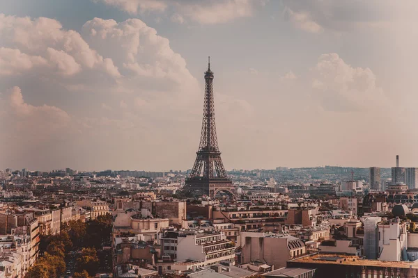 Con vistas a la calle y la Torre Eiffel en París desde el ar — Foto de Stock