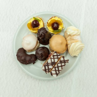 cele Festival Tablo ayarı üzerinde beyaz bir plaka üzerinde mini kek