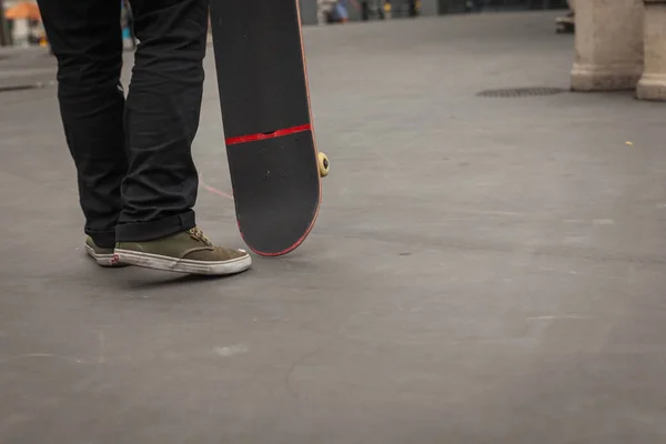 Young man on the square of city with his skateboard ready for a — Stock Photo, Image