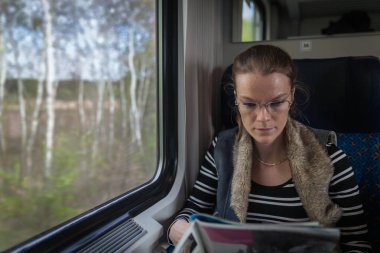 Genç kadın trende ve pencere o saatler