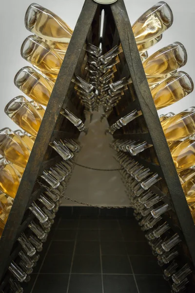 Regal με ωρίμανση αφρωδών οίνων στο κελάρι κρασιού — Φωτογραφία Αρχείου
