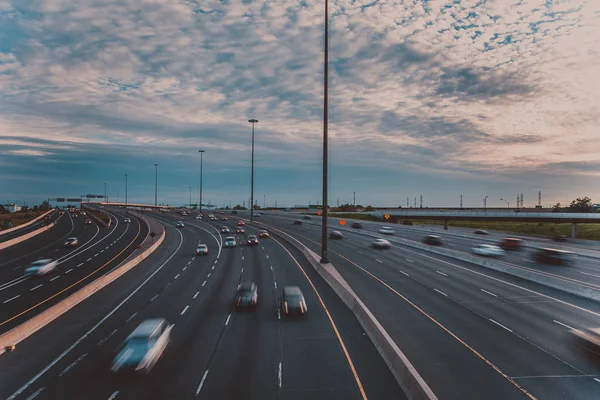 Autopista principal en la tarde temprano en Toronto, Canadá — Foto de Stock