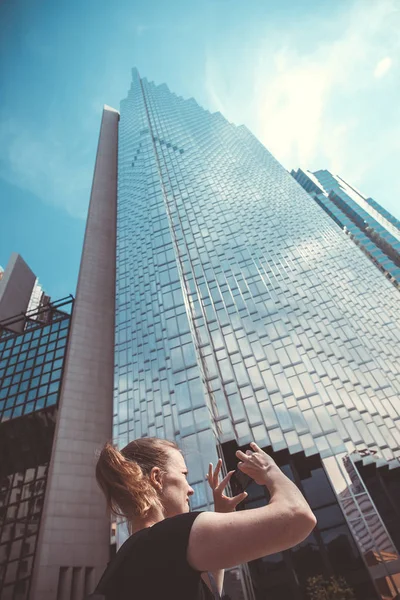 Spegel glas skyskrapa växer till himlen i Toronto, Kanada — Stockfoto