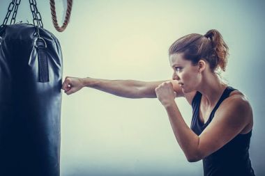 Bir iş için bir boks spor salonunda sarışın genç kadın