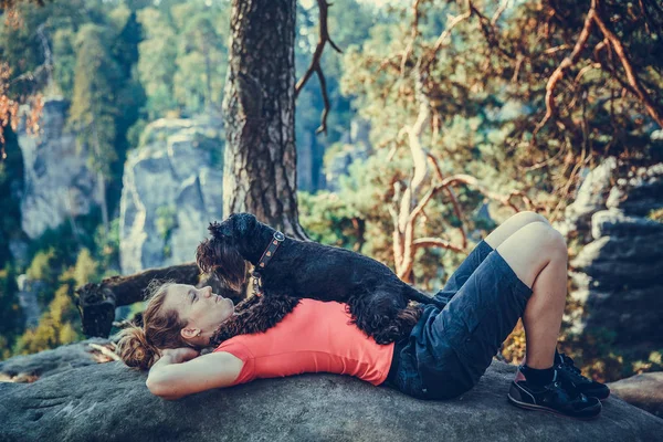 Jonge vrouw en haar hond genieten van berg wandelingen in de zomer — Stockfoto