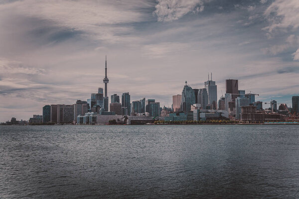 городской пейзаж Торонто в Канаде, вид на озеро Онтарио
