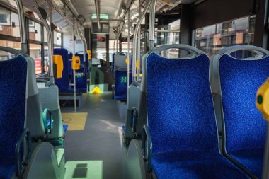 Genç erkekler kadar Gezgin toplama bir otobüs yolculuğu