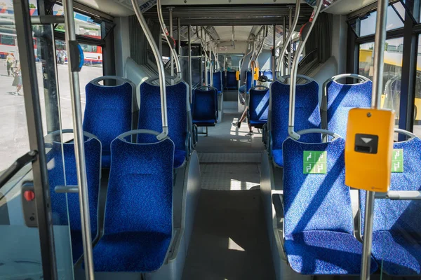 The young men ride a bus, picking up the traveler — Stock Photo, Image