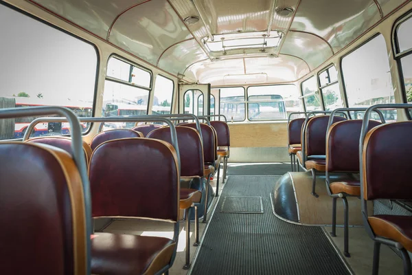 在仓库，运输从 80 年历史上公交车 — 图库照片