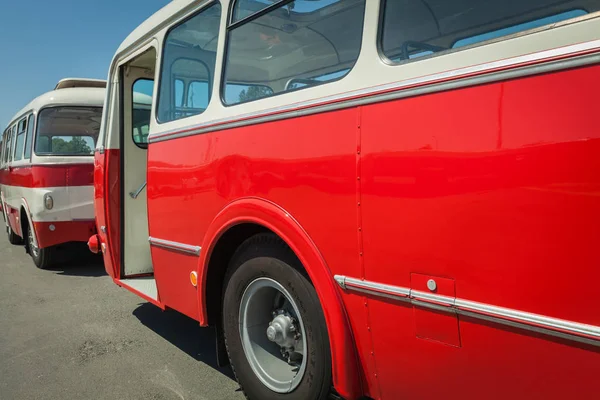 Historiquement bus dans le dépôt, transport à partir de 80 ans — Photo