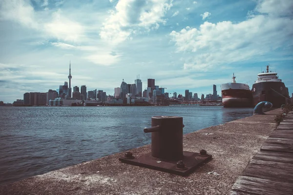 Cityscape of Toronto in Canada, the view of Lake Ontario — Stock Photo, Image
