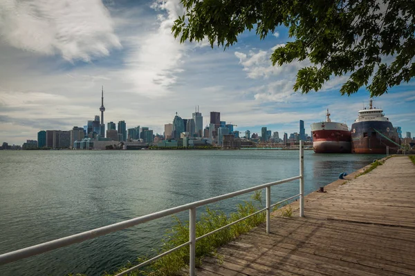 Cityscape of Toronto in Canada, the view of Lake Ontario — Stock Photo, Image