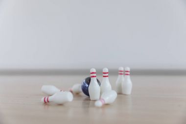 Parmak çocuk oyuncakları ile Bovling