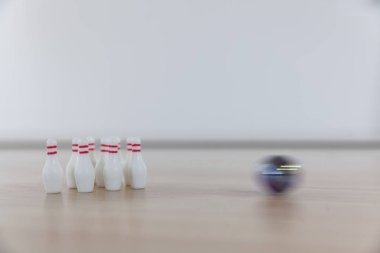 Parmak çocuk oyuncakları ile Bovling