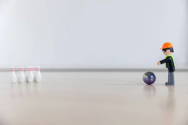 Bowling jari dengan mainan anak-anak — Stok Foto