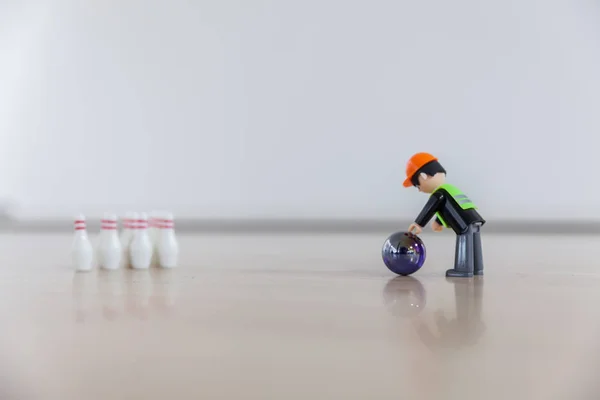 Juego de bolos con juguetes para niños — Foto de Stock