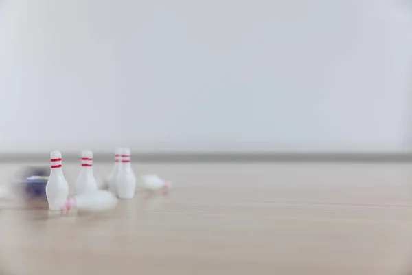 Juego de bolos con juguetes para niños — Foto de Stock