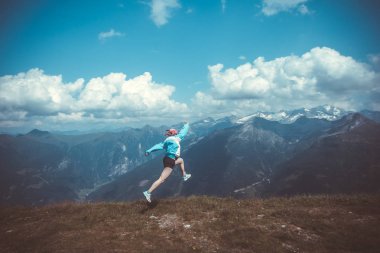 Genç kadın bir dağ yürüyüşü Avusturya Alpleri'nde üzerinde dinlenme