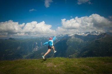 Genç kadın bir dağ yürüyüşü Avusturya Alpleri'nde üzerinde dinlenme