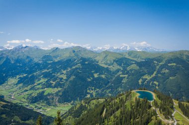 Dağ massifs TH Avusturya Alplerinde güneşte bulunur