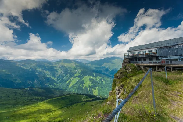Funicular nos Alpes Austríacos na temporada de verão — Fotografia de Stock